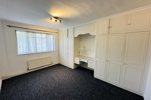 2 bedroom flat to rent, Regents Court, Stonegrove, Edgware, HA8 8AD