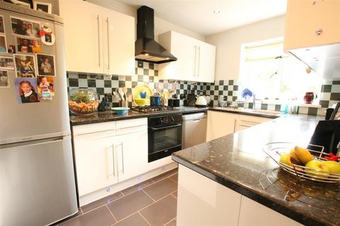 28 Minchin Close, Leatherhead, KT22 8BH