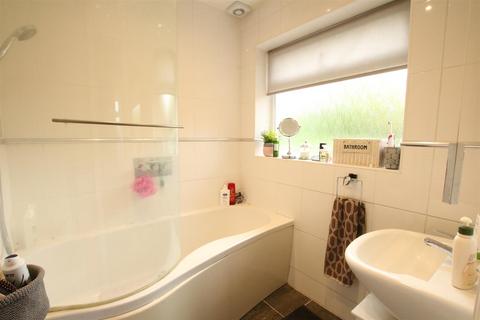 28 Minchin Close, Leatherhead, KT22 8BH
