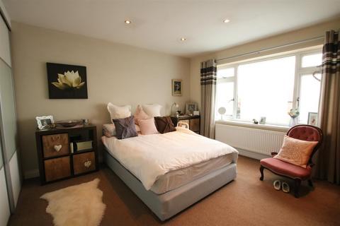 28 Minchin Close, Leatherhead, KT22 8BH
