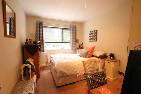 28 Minchin Close, Leatherhead, KT22 8BH