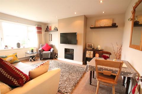 28 Minchin Close, Leatherhead, KT22 8BH
