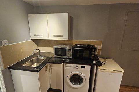 Studio to rent, pollards hill CR4