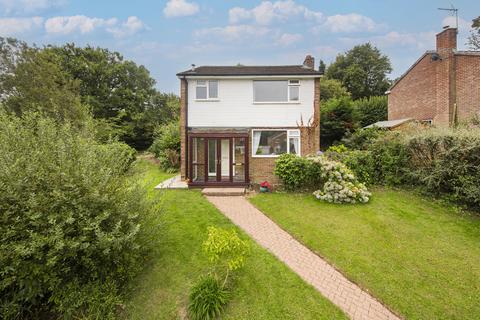 3 bedroom detached house to rent, Saxonbury Close, CROWBOROUGH