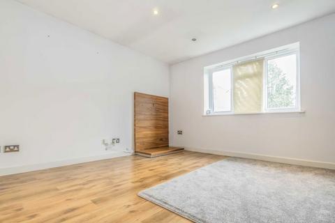 2 bedroom flat to rent, Egerton Road, Twickenham TW2