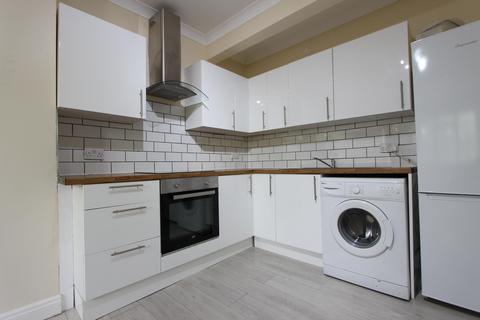 2 bedroom flat to rent, High Road, London N20