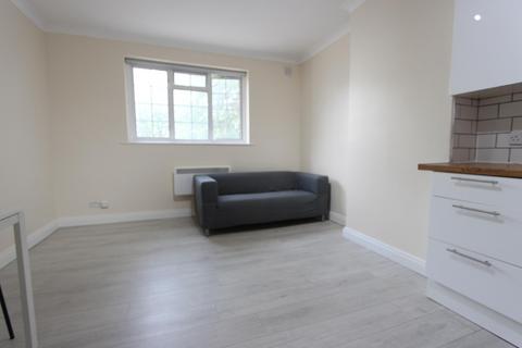 2 bedroom flat to rent, High Road, London N20