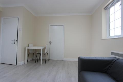 2 bedroom flat to rent, High Road, London N20