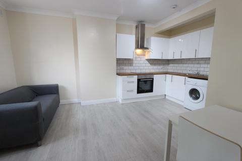 2 bedroom flat to rent, High Road, London N20