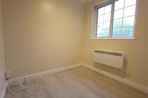 2 bedroom flat to rent, High Road, London N20