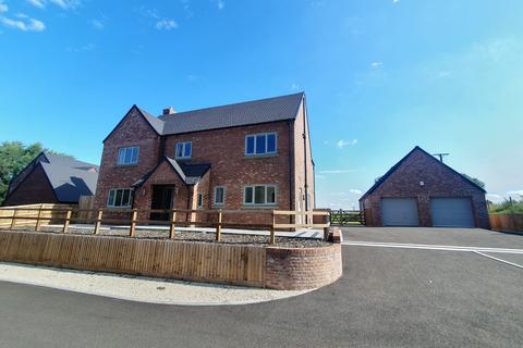 5 bedroom detached house to rent, Poplar Close, Longford, Market Drayton