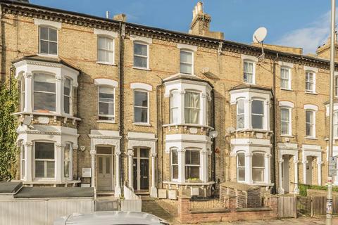 2 bedroom flat for sale, Cavendish Road, London SW12