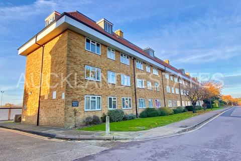 2 bedroom flat to rent, Parkside, Potters Bar EN6