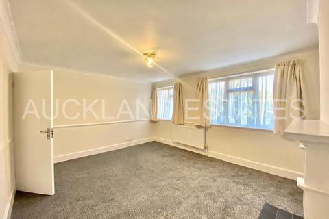 2 bedroom flat to rent, Parkside, Potters Bar EN6