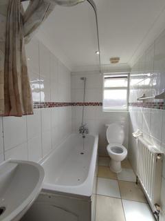 2 bedroom flat to rent, 406C Hoe Street London E17 9AA