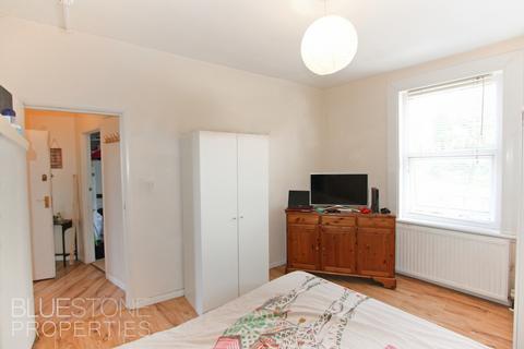 Studio to rent, Summerstown