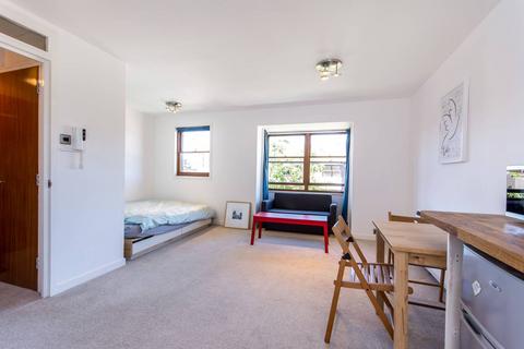 Studio to rent, Mayfield Road, Shepherd's Bush, London, W12