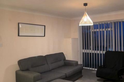 2 bedroom flat to rent, High Road, Bushey Heath