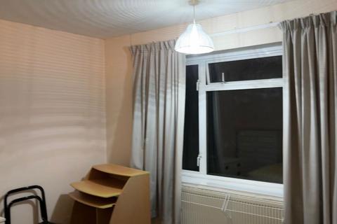 2 bedroom flat to rent, High Road, Bushey Heath