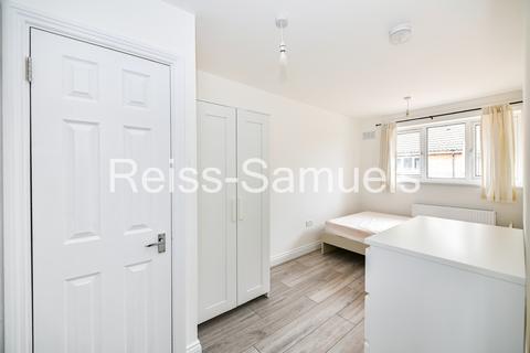 3 bedroom apartment to rent, Ambassador Square, London E14