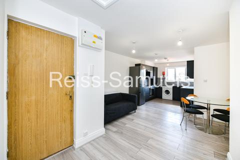 3 bedroom apartment to rent, Ambassador Square, London E14