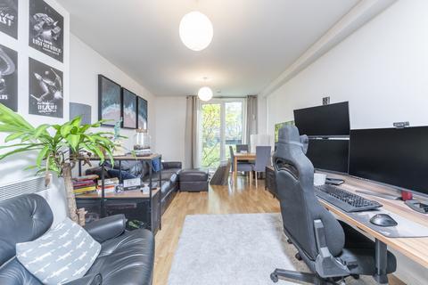 Studio to rent, Limeharbour, London