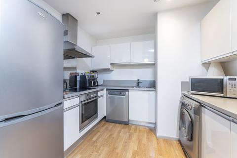 Studio to rent, Limeharbour, London