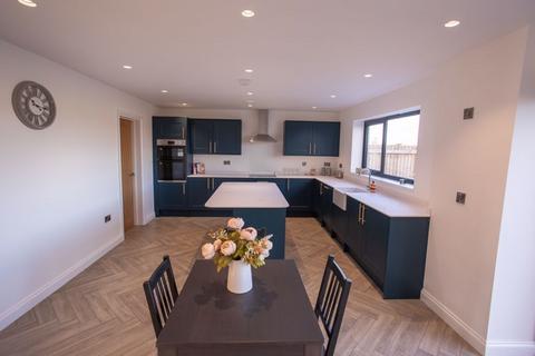 4 bedroom end of terrace house for sale, Watts Quarry Lane, Somerton