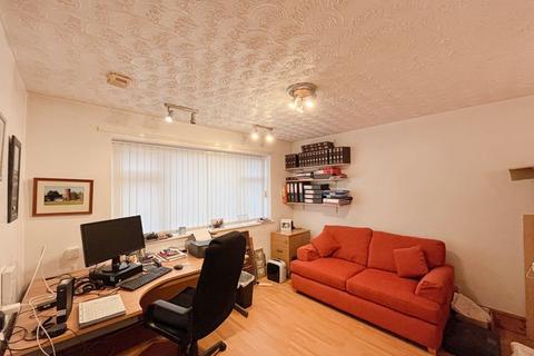 25 Deerfold Crescent, Burntwood, WS7 9AX