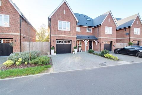 4 bedroom semi-detached house for sale, Edward Close, Goffs Oak EN7