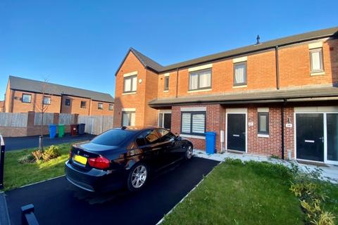 2 bedroom townhouse to rent, John Hogan VC Road, Manchester, M40