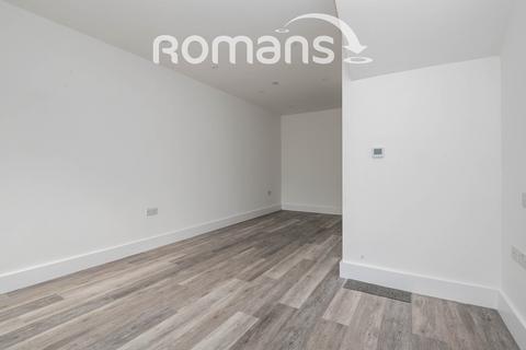 Studio to rent, Lyon Way