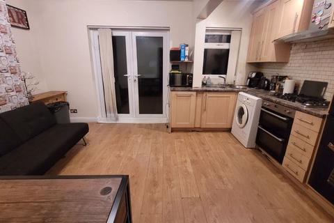 2 bedroom end of terrace house to rent, Elliston Avenue, Birmingham B44