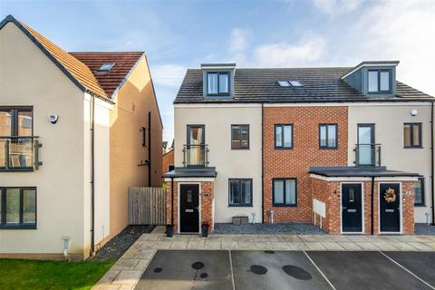 3 bedroom end of terrace house for sale, Orangetip Gardens, Great Park, NE13