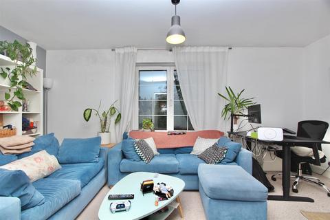 2 bedroom flat to rent, Stoke Newington Road, London N16