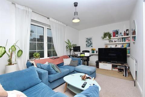 2 bedroom flat to rent, Stoke Newington Road, London N16