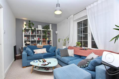 2 bedroom flat to rent, Stoke Newington Road, London N16