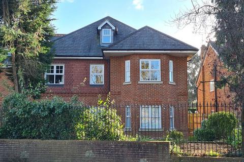 2 bedroom flat for sale, Overslea Lodge, Leatherhead KT22