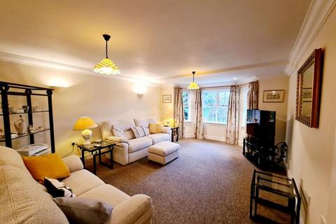 2 bedroom flat for sale, Overslea Lodge, Leatherhead KT22