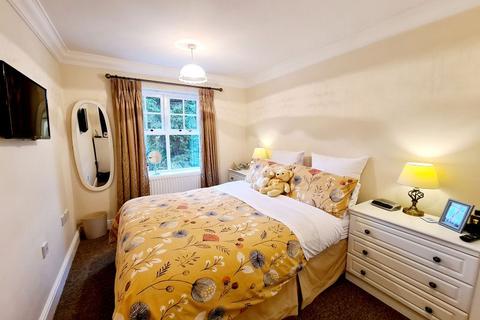 2 bedroom flat for sale, Overslea Lodge, Leatherhead KT22