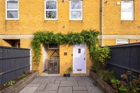 14 Walton Close, London, E5 0BZ
