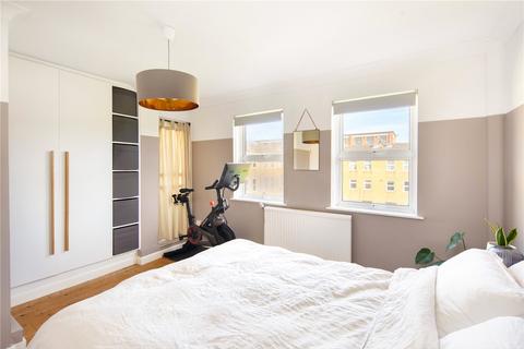14 Walton Close, London, E5 0BZ