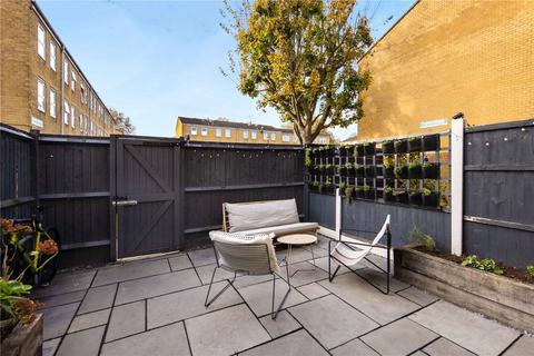 14 Walton Close, London, E5 0BZ