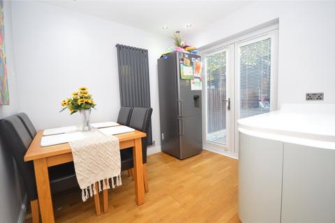 3 bedroom semi-detached house for sale, Redbarn Close, Leeds