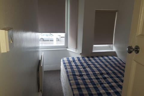 2 bedroom flat to rent, Roneo Corner, Hornchurch, Essex, RM12