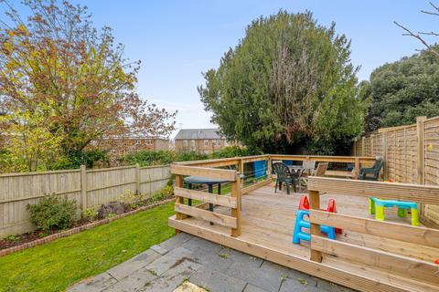 8 Minchin Close, Leatherhead, KT22 8BH