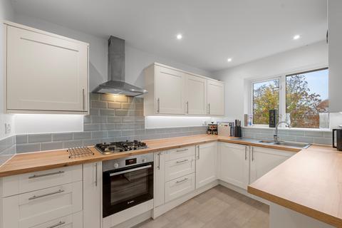8 Minchin Close, Leatherhead, KT22 8BH
