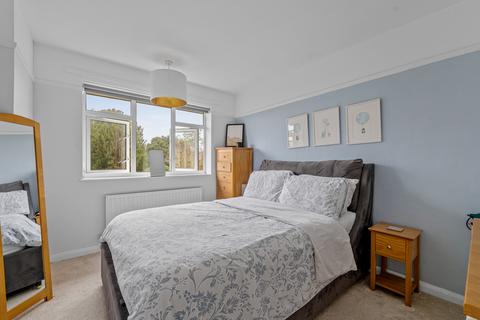 8 Minchin Close, Leatherhead, KT22 8BH