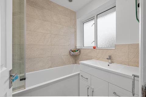 8 Minchin Close, Leatherhead, KT22 8BH