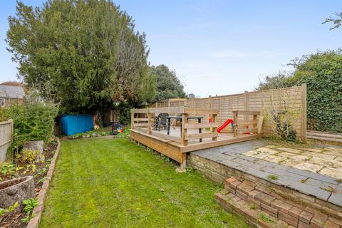 8 Minchin Close, Leatherhead, KT22 8BH